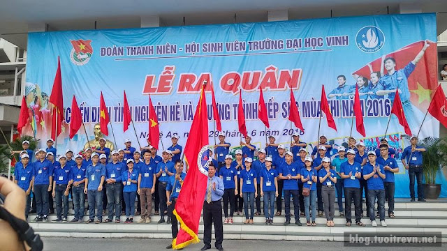 Thầy hiệu trưởng trao cờ chính thức khởi động chiến dịch tình nguyện hè và CT tiếp sức mùa thi 2016 Thầy hiệu trưởng trao cờ chính thức khởi động chiến dịch tình nguyện hè và CT tiếp sức mùa thi 2016