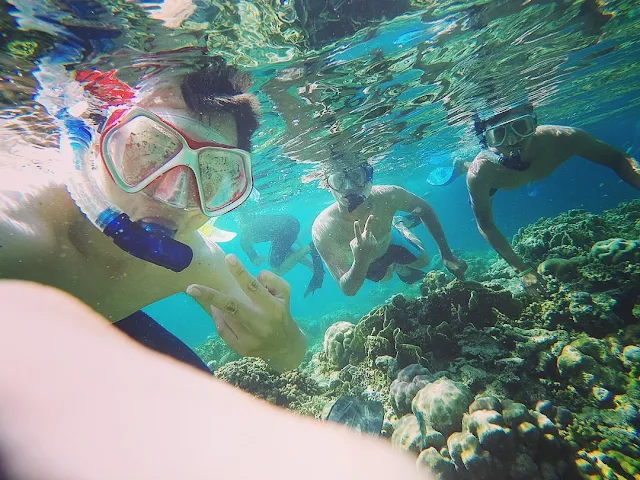foto selfie saat snorkeling di pulau menjangan
