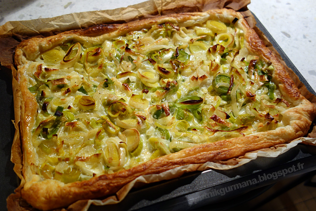 луковый пирог. слоеное тесто рецепты луковый пирог. сырно-луковый пирог. картофельный пирог из слоеного теста. пирог с картошкой в слоеном тесте.