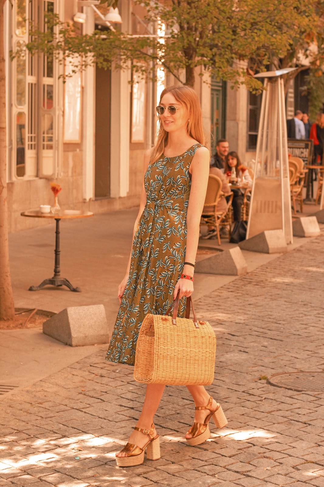 summer-midi-floral-dress-raffia-bag-street-style-venca-preppyels