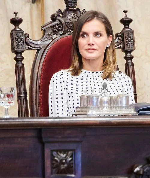 Queen Letizia wore Massimo Dutti Print Dress and Queen Letizia wore Carolina Herrera High heel slingback blue pumps