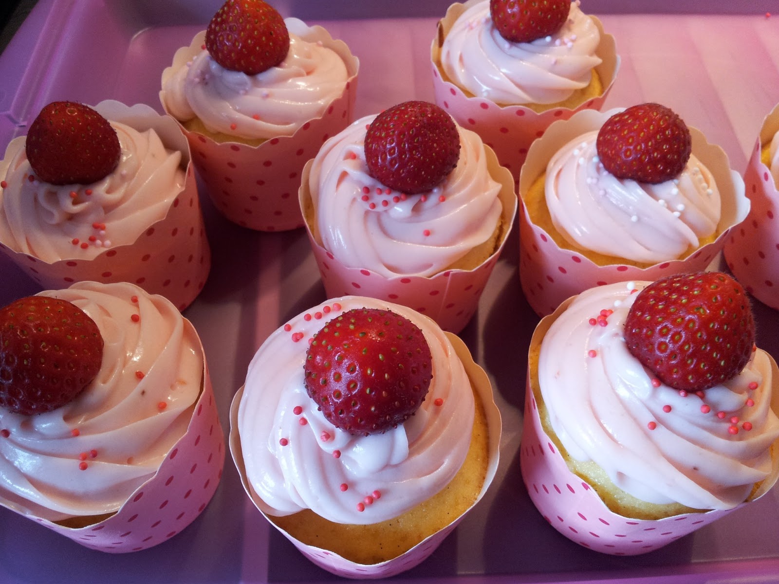 Julia&amp;#39;s Sweet Bakery: Vanille-Joghurt Cupcake mit Erdbeer-Frischkäse ...