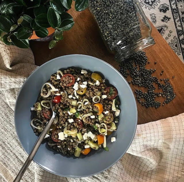 Salade healthy de lentilles feta et légumes Charlotte and cooking 