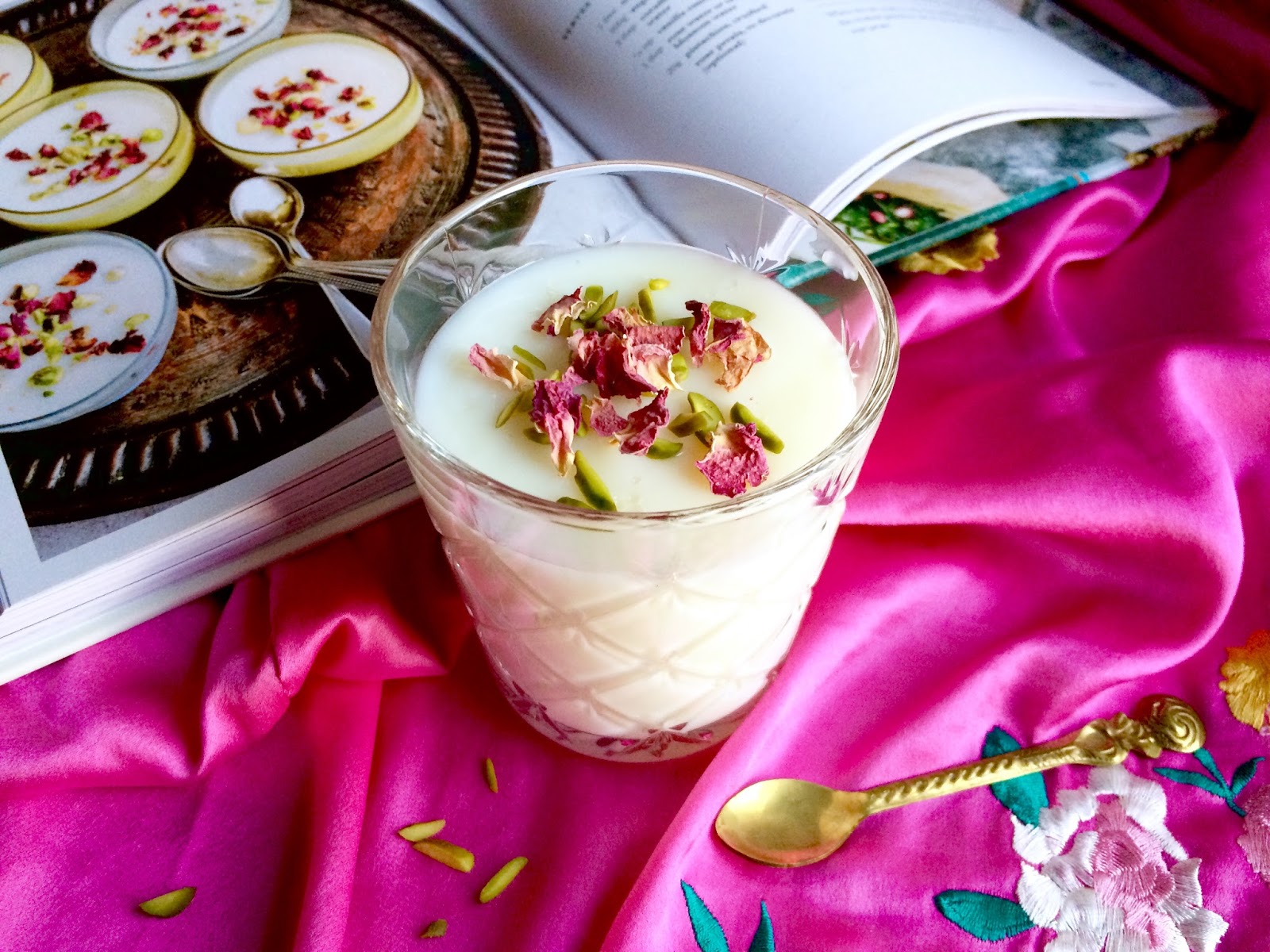 Syria Recipes from Home ruusuinen vaniljakiisseli pistaaseilla