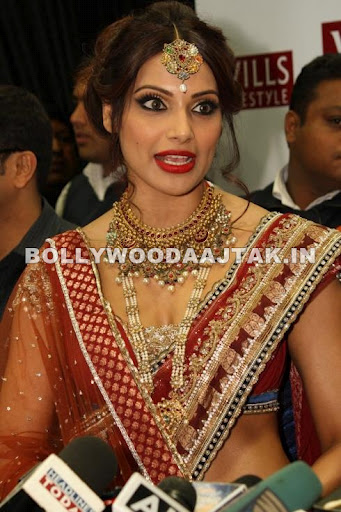 1 - Bipasha Basu and Madhavan walk for designer Rocky S show