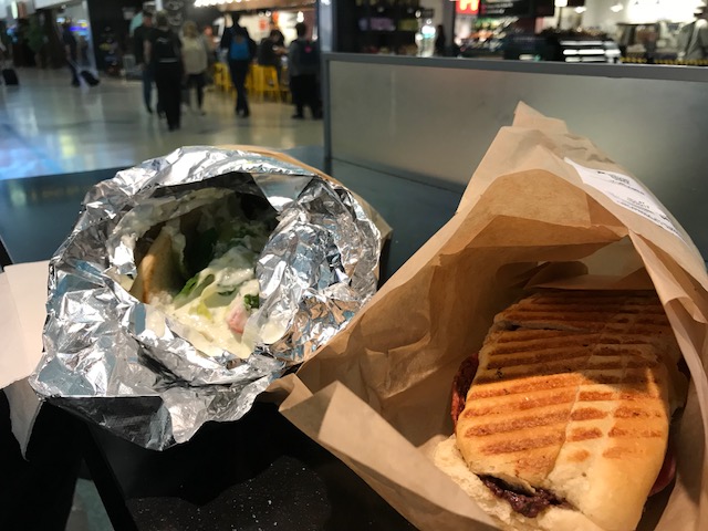 JFK空港で乗り換えの際に食べたワゴンのパニーニとジャイロ