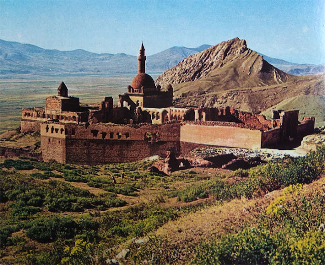 Foto Masjid dan benteng Ishaq di Dogubayazit Turki Timur