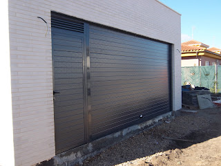 NORBEL CARPINTERIA METÄLICA Y ACERO INOXIDABLE: PUERTA SECCIONAL CON