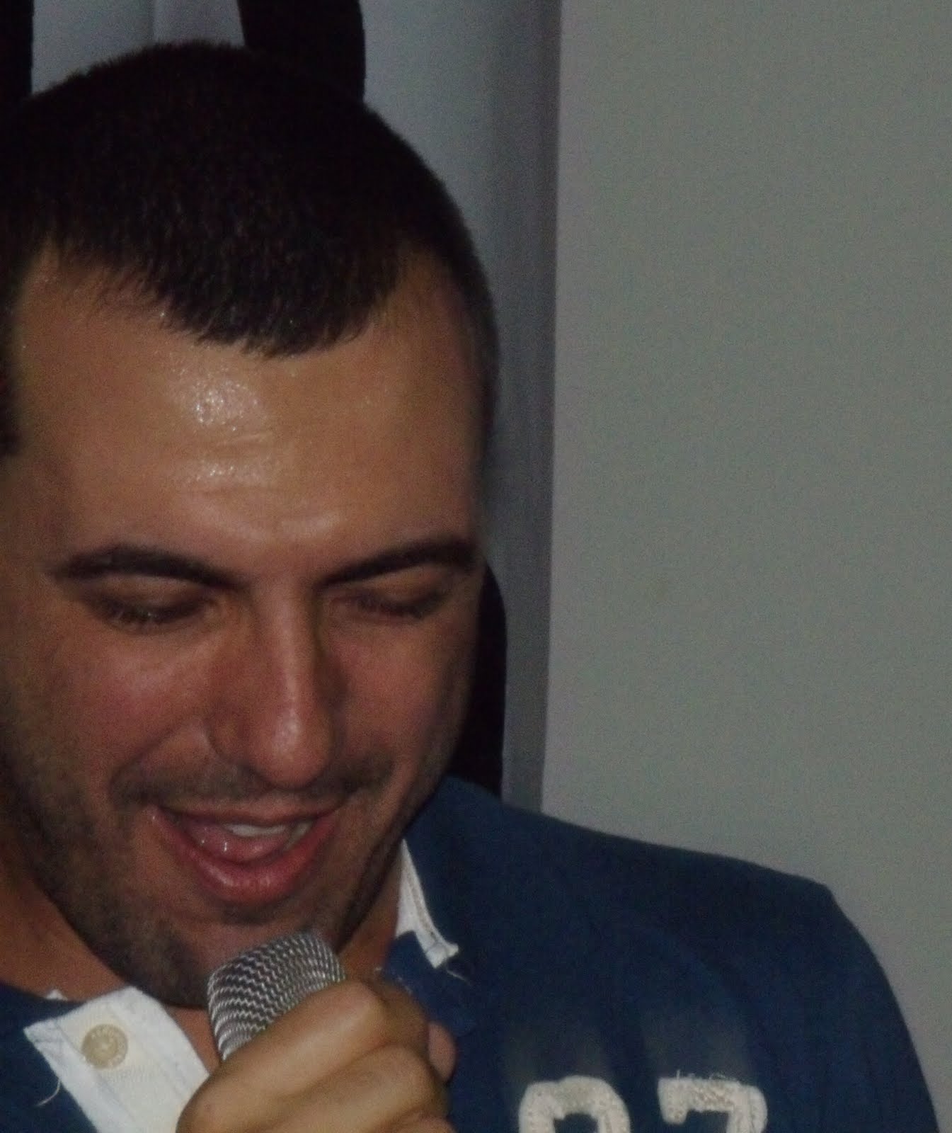 Carioca 40º CANTOR BRENNO BE SE APRESENTOU EM DESFILE BENEFICENTE NO