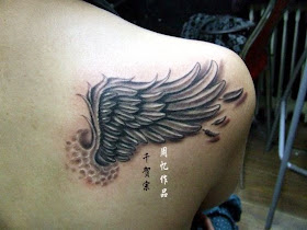 mujer con tatuaje de alas femenino 