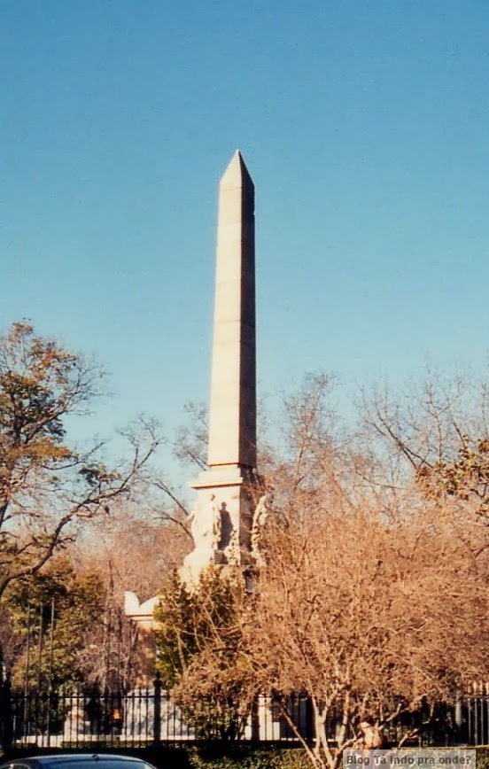 Monumento del Dos de Mayo perto do Paseo del Prado