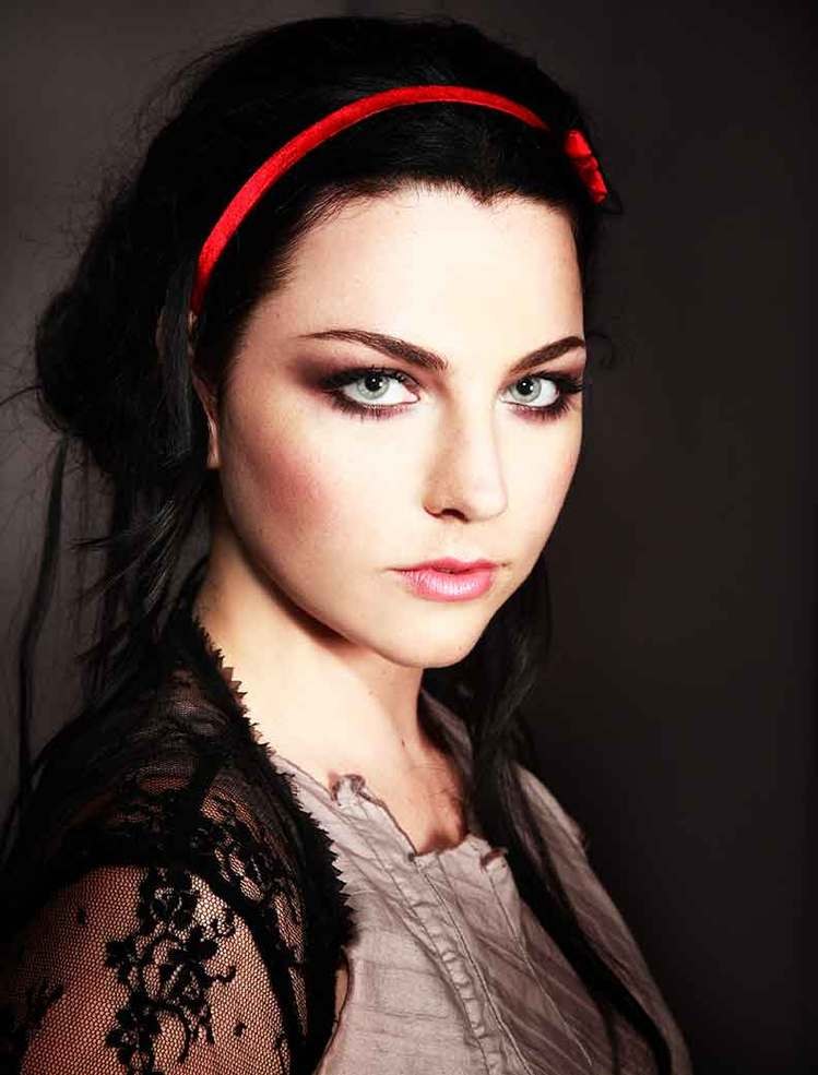 Ashes and Crimson Roses: Gothic Beauty Queen- Amy Lee!!!