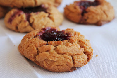 Galletas de mantequilla de cacahuete y mermelada de cerezas