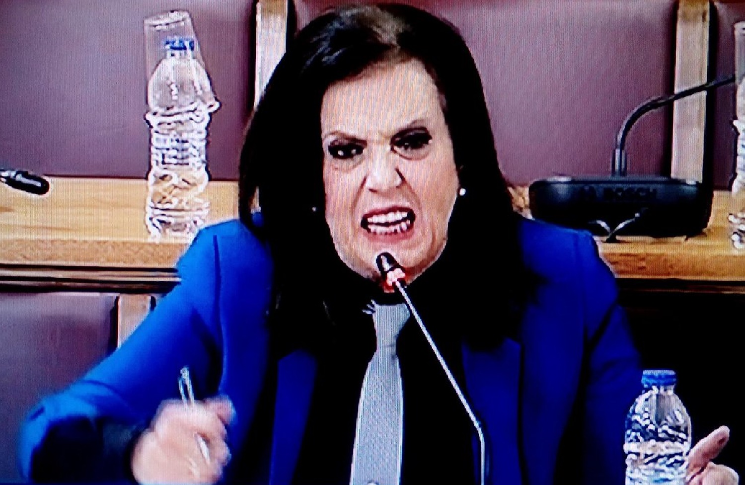 Αμφιφυλόφιλος κορίτσι που βγαίνει με έναν τύπο