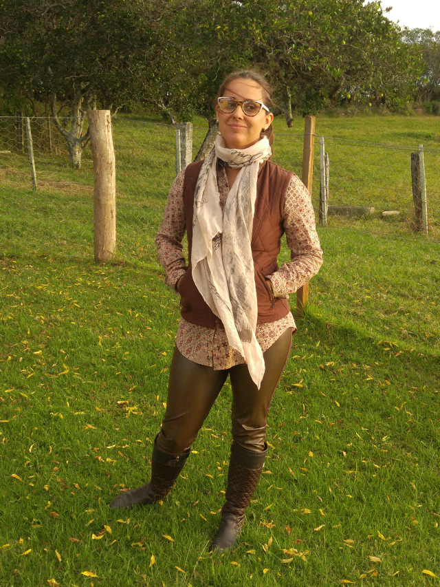 Calça de couro, colete, botas Calça de couro, colete, botas