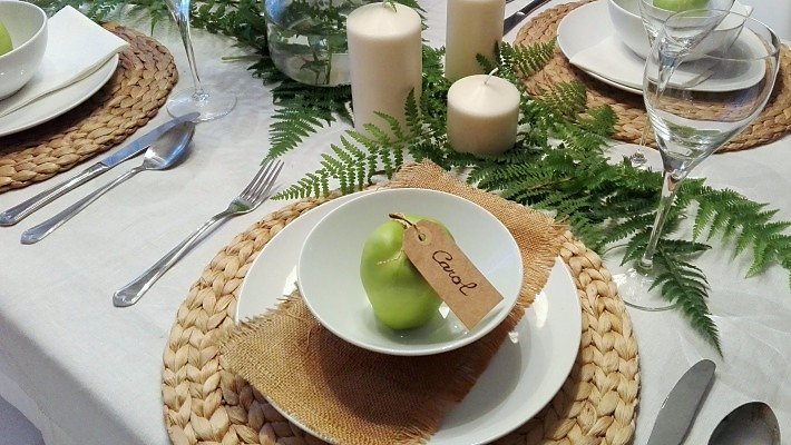 mesa decorada con helechos
