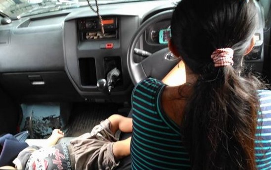 Sambil meneteki Bayinya, Ibu Ini berupaya menjadi pengemudi Angkot 