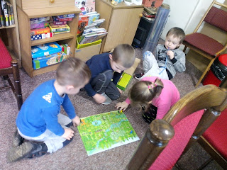 Dzieci rozkładają grę planszową