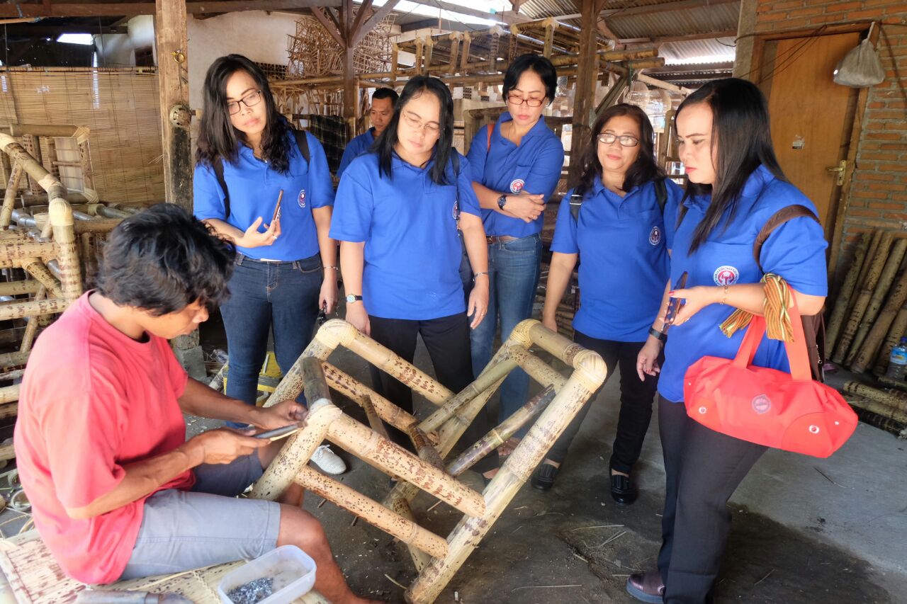 Kunjungi Pengrajin Anyaman Bambu dan Pengrajin Anyaman Rotan Kunjungi Pengrajin Anyaman Bambu dan Pengrajin Anyaman Rotan