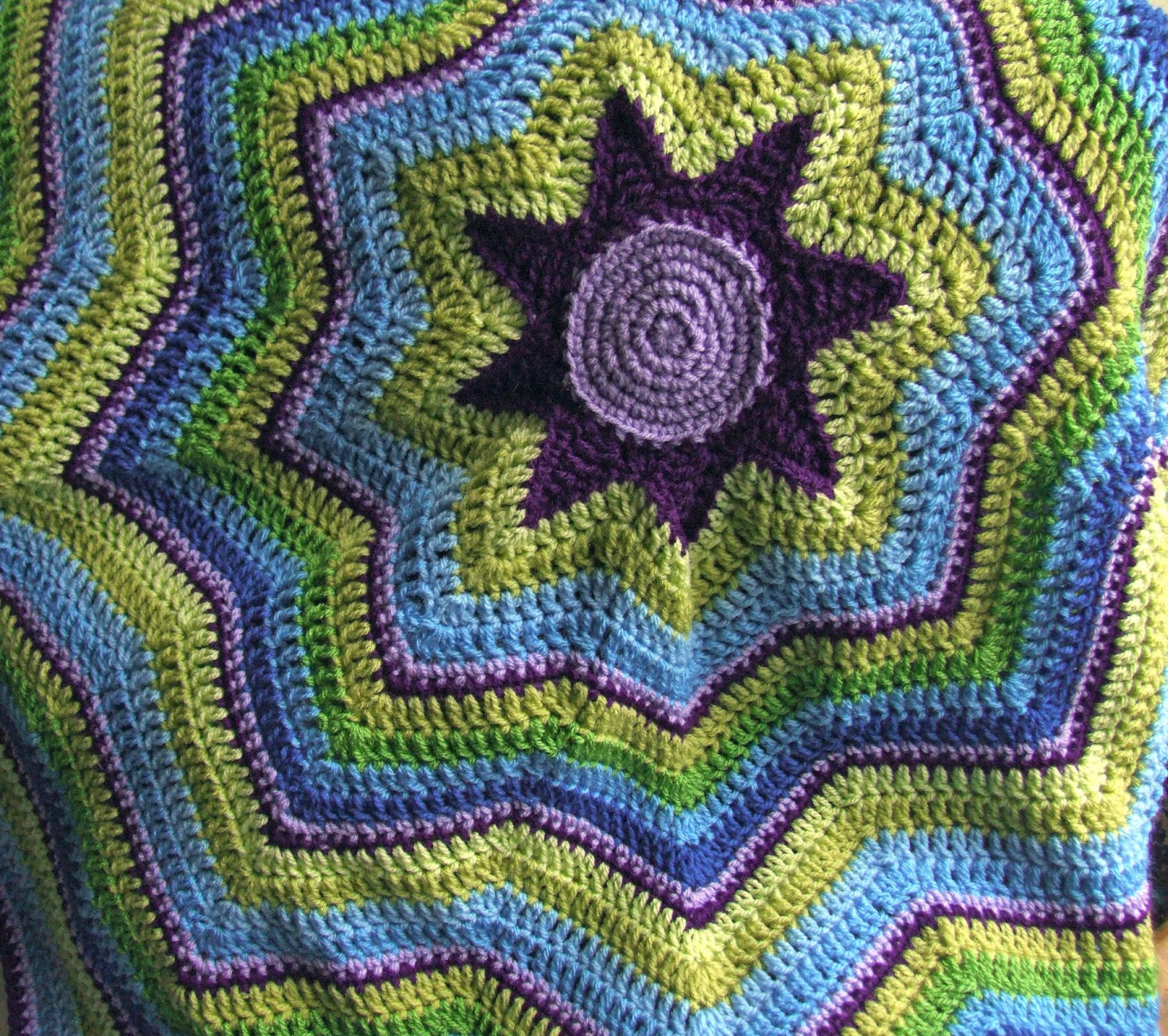 starburst-blanket-pattern-woolnhook-by-leonie-morgan