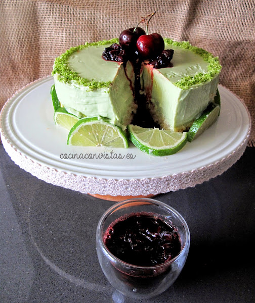 Tarta de Aguacate, lima y Queso con compota de Cerezas