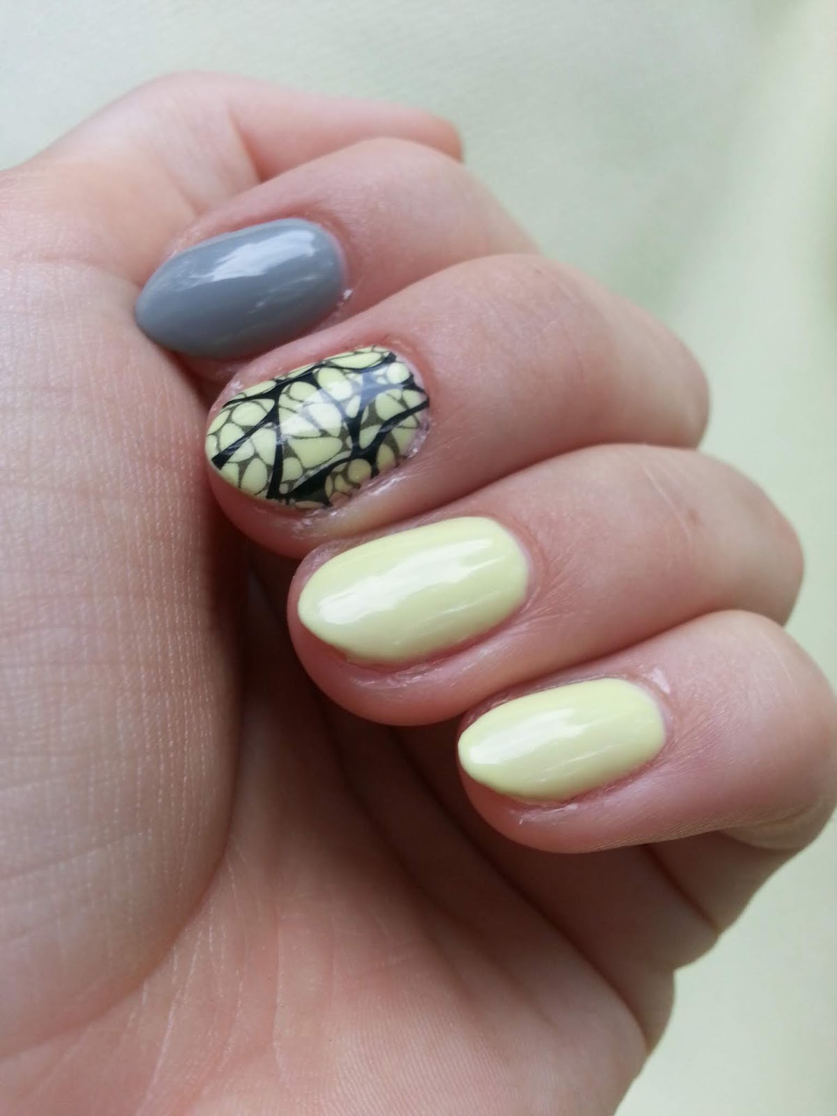 Zakrecona Na Wlosy 639 Zolte Paznokcie Z Szarym Akcentem I