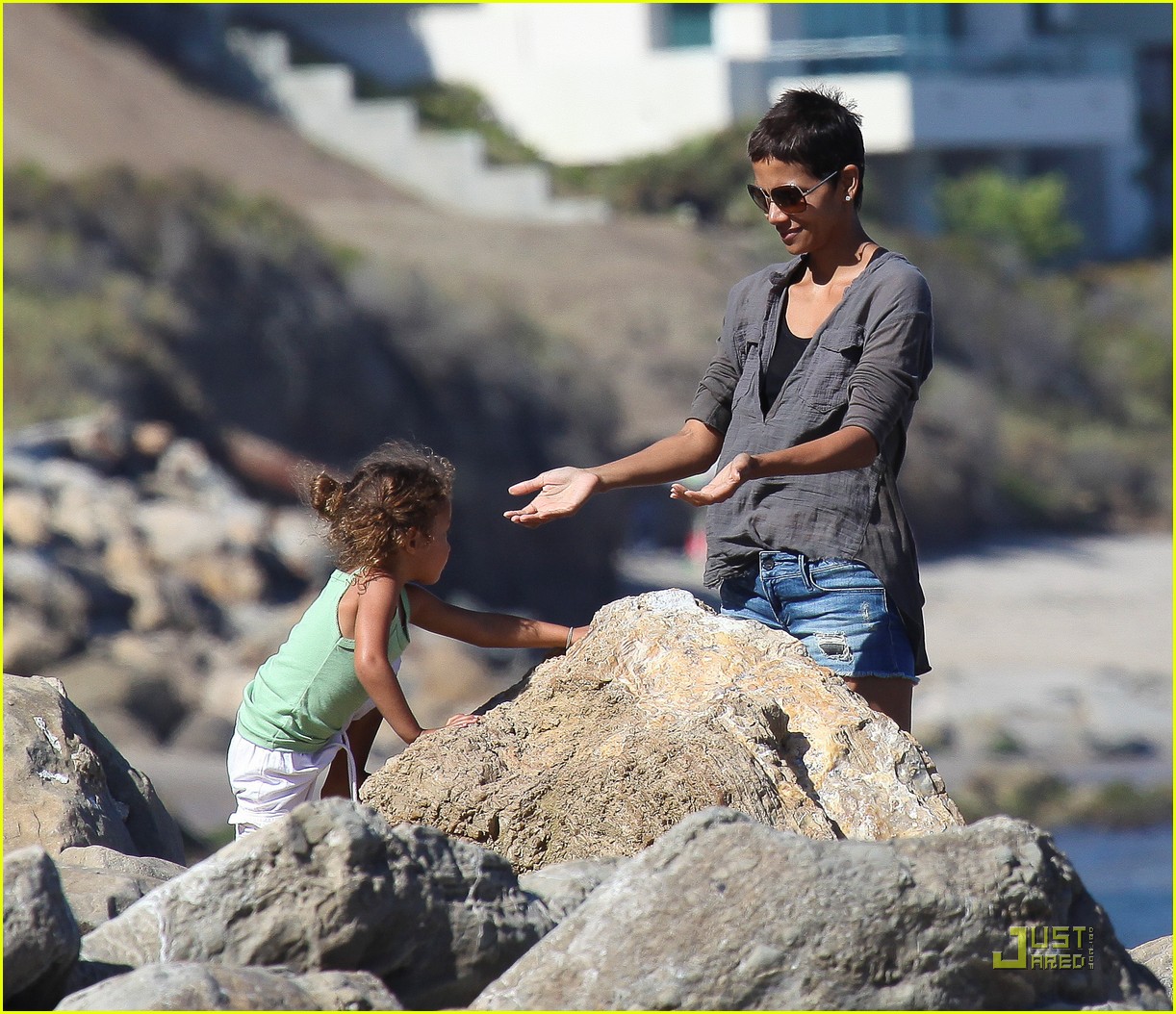 http://3.bp.blogspot.com/-bwGJZ4fx3ow/TjrA-gxgTwI/AAAAAAAAN8w/4L-CKuz9FCE/s1600/halle-berry-olivier-martinez-lunch-with-nahla-08.jpg