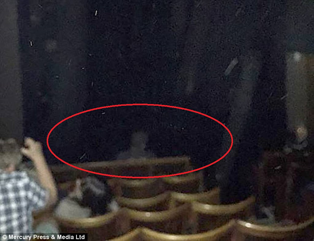 Είναι φάντασμα η φιγούρα στη φωτογραφία;  