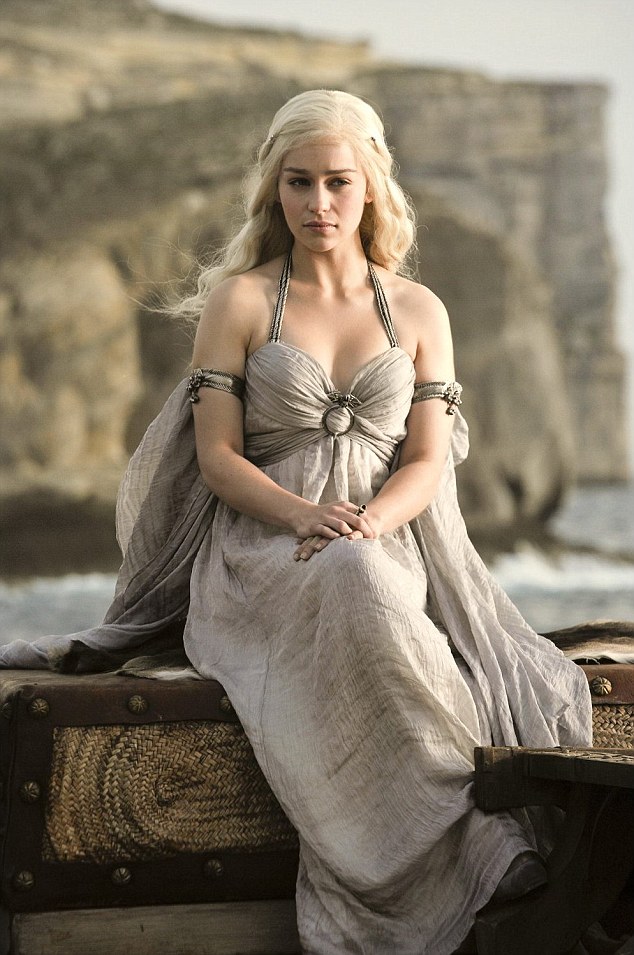 Pic Photo Foto Inside: Emilia Clarke 'Khaleesi' naked scenes