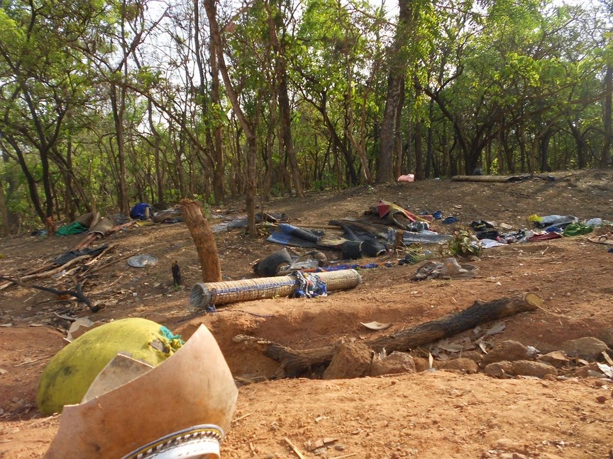 I resti di quanto abbandonato al suolo dai Mbororò per mettersi in salvo durante l'attacco