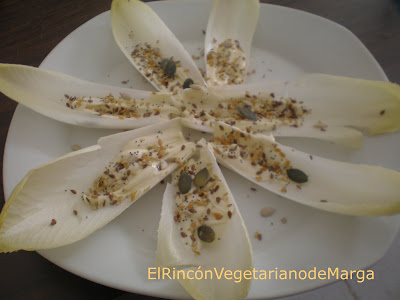 Barquitas de endivias con queso camembert y semillas