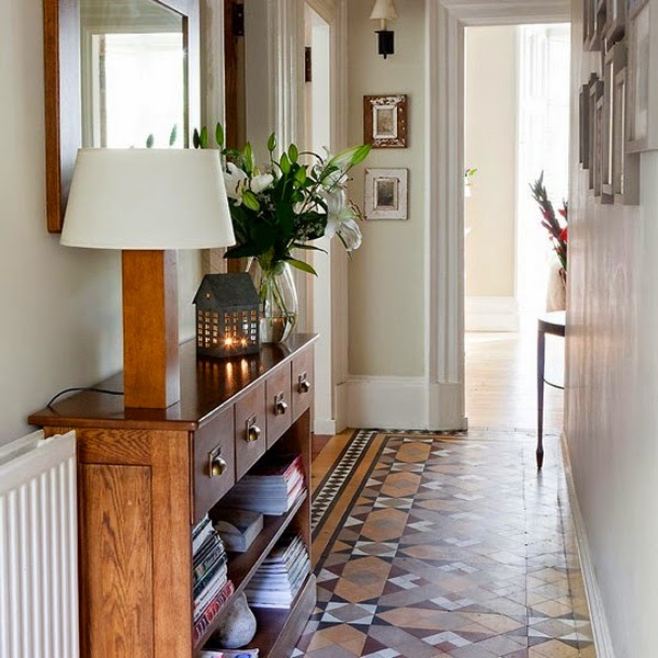 Decorating small foyer very well organized