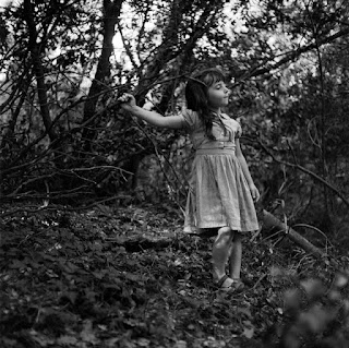 Portrait en pied dans la forêt de Pauline, une des actrice du film.