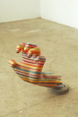 Escultura con pedazos de patineta reciclada