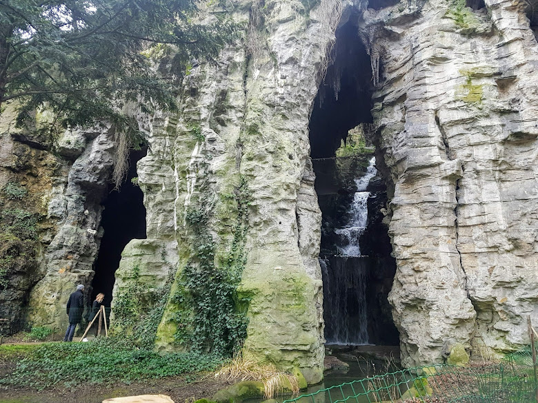 公園內的人工石窟，裏頭有座小瀑布