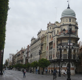 via nel centro storico di Siviglia