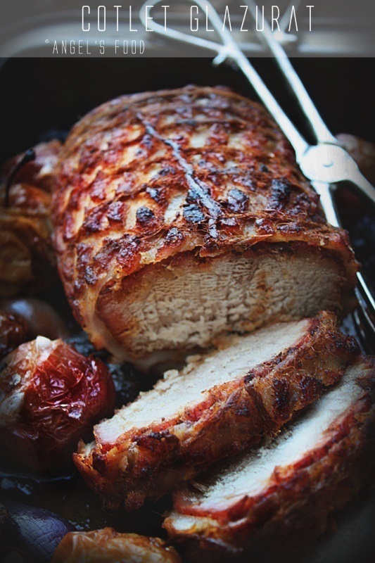 Cotlet glazurat alaturi de mere coapte, prune uscate si ceapa caramelizata