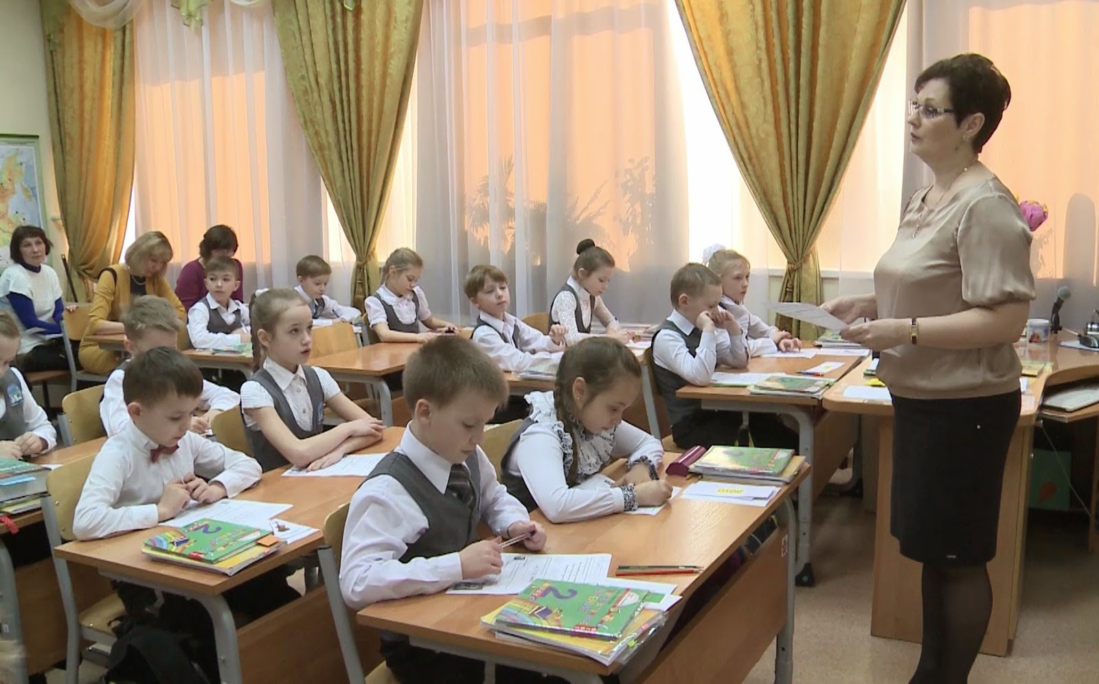видеоролик «учитель начальных классов. ученики в классе. ученики в классе. занятия в школе. второе образование учитель начальных классов.