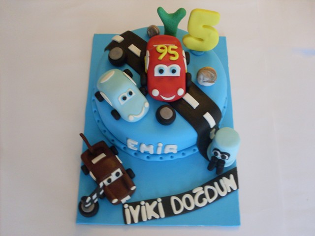 Renkli Tatlar Hayata Tat Katar: Şimşek Mcqueen Pasta