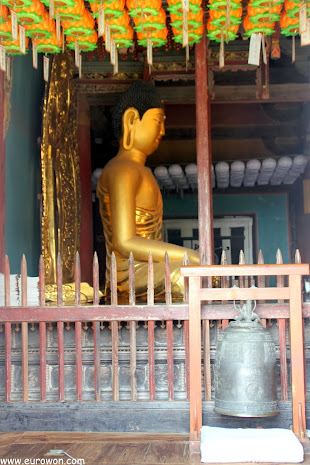 Figura dorada de Buda en el Muryangsujeon