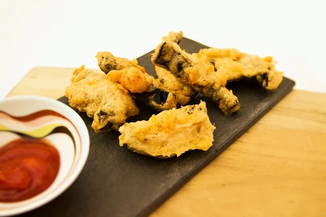 Beer Battered Garlic Mushrooms. A fabulous starter made in minutes with a foolproof crunchy batter. Made in minutes.