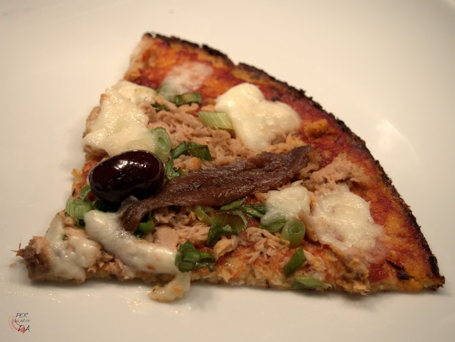 Falsa pizza con base de coliflor, una opción perfecta para celíacos, es glutenfree y está llena de sabor