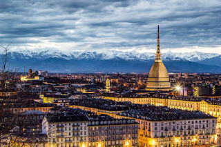 Torino, prima capitale d'Italia, è la città capoluogo di Regione del Piemonte Studiamo il Piemonte e l'importanza di Torino. Pagina per bambini.