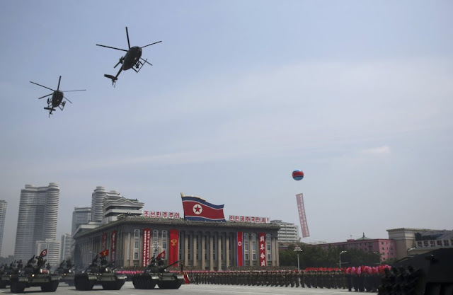 www.fertilmente.com.br - Imagens do 60th Aniversário da Guerra da Coreia, desfile militar exibe helicopteros Hughes 500E contrabandeados para a Coreia do Norte