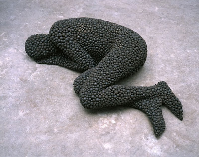Antony Gormley - "Bodies at Rest I", 2000. | imagenes obras de arte figurativo abstracto, esculturas figurativas abstractas, bellas, tristes | art pictures inspiration, cool stuff