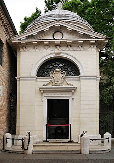 The tomb of Dante Alighieri adjoins the Basilica of San Francesco in Ravenna