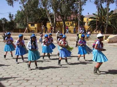 Dieses Foto zeigt die PALLIRIS, Frauen der Mineros, die Mineral "verlesen" beim Tanzfest sind's die Girls vom Colegio