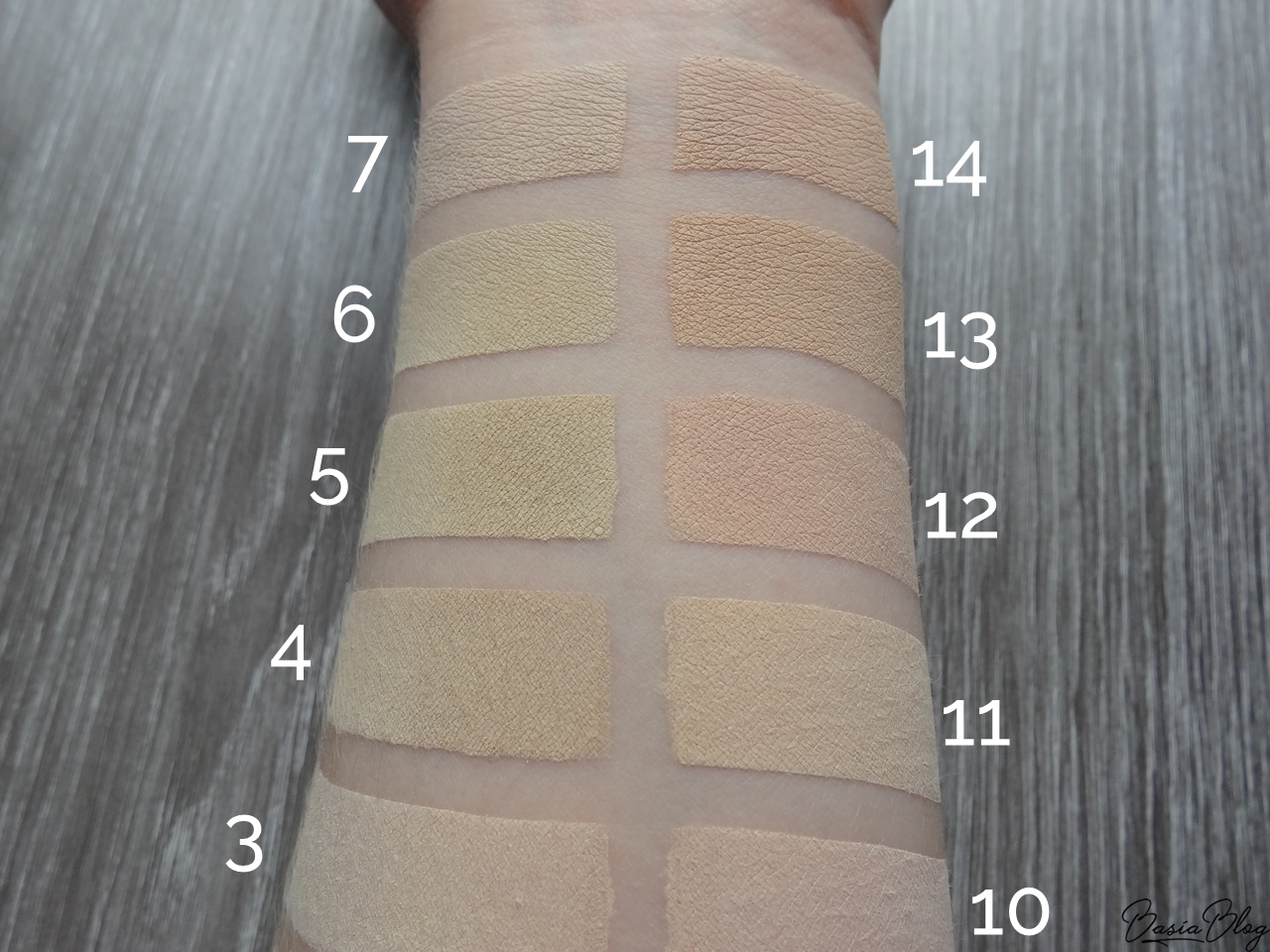 swatche podkład mineralny Earthnicity Minerals, najjaśniejsze odcienie, Alabaster, Moonlight, Porcelain, Sunrise, Biscuit, Amber, Natural Light, Annabelle Minerals Sunny Fairest, Pixie Morning Gold, Ecolore Warm 1, Annabelle Minerals Golden Fairest, Neauty Golden Fair, Pixie Dune, Amilie Ivory