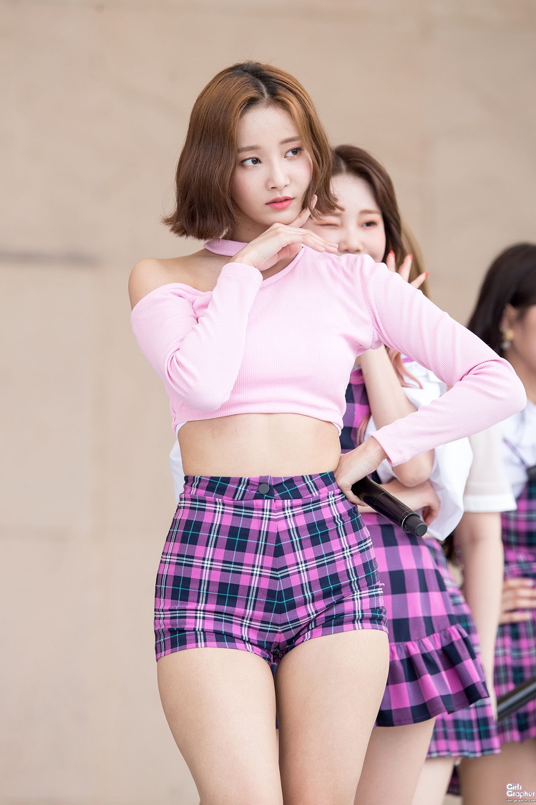 MOMOLAND Yeonwoo makes her fan cry for more photos.