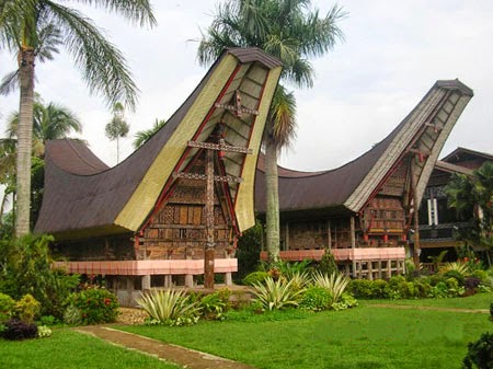 Rumah Adat Provinsi Sulawesi Barat ( Rumah Tongkonan )